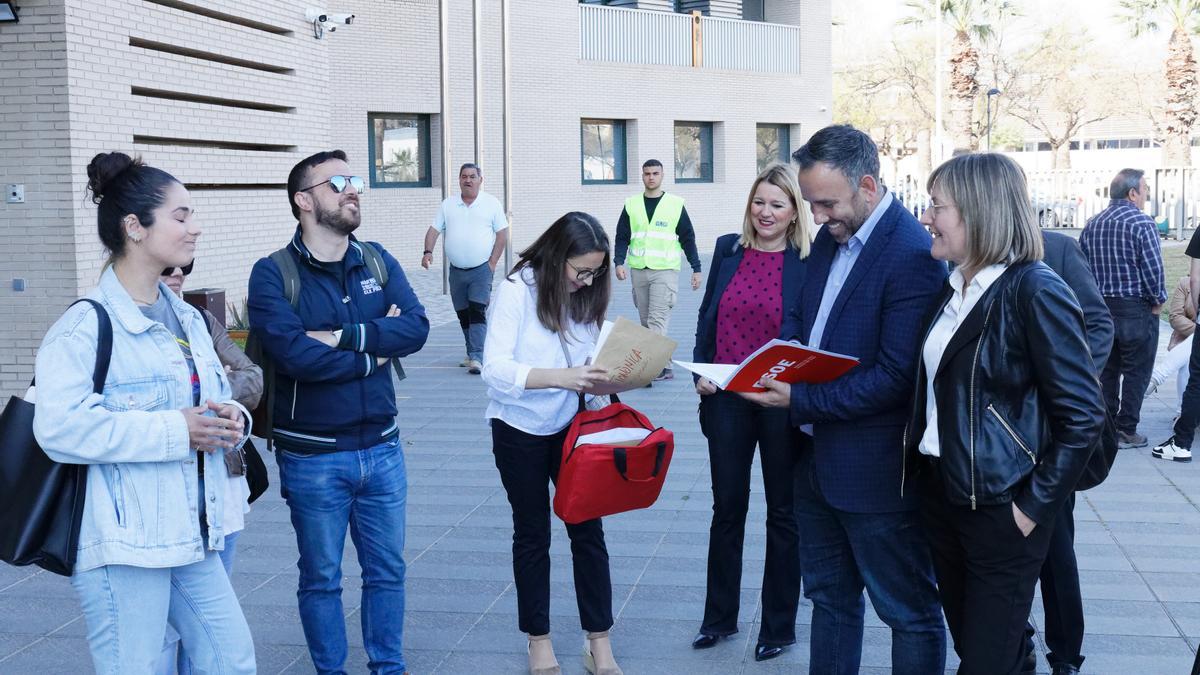 Algunos de los candidatos socialistas a Les Corts por Castellón, encabezados por su número uno, Rafa Simó, en la Ciudad de la Justicia, este miércoles