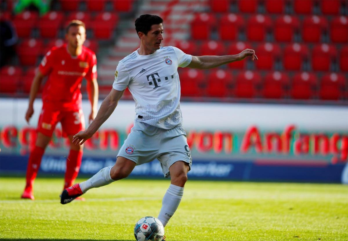 El delantero polaco de Bayern Munich, Robert Lewandowski disparando el penalty que le dio la victoria