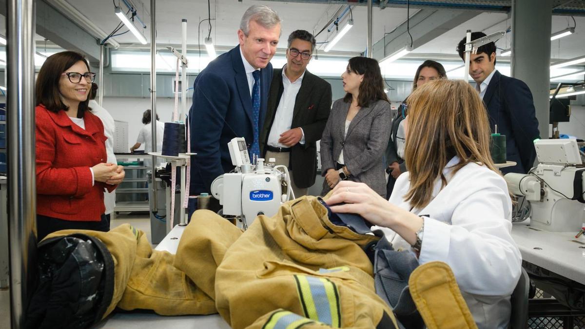 Alfonso Rueda en su visita a Partenon Sagres S.L., empresa dedicada a la confección de uniformidad técnica integral para Fuerzas de Seguridad del Estado