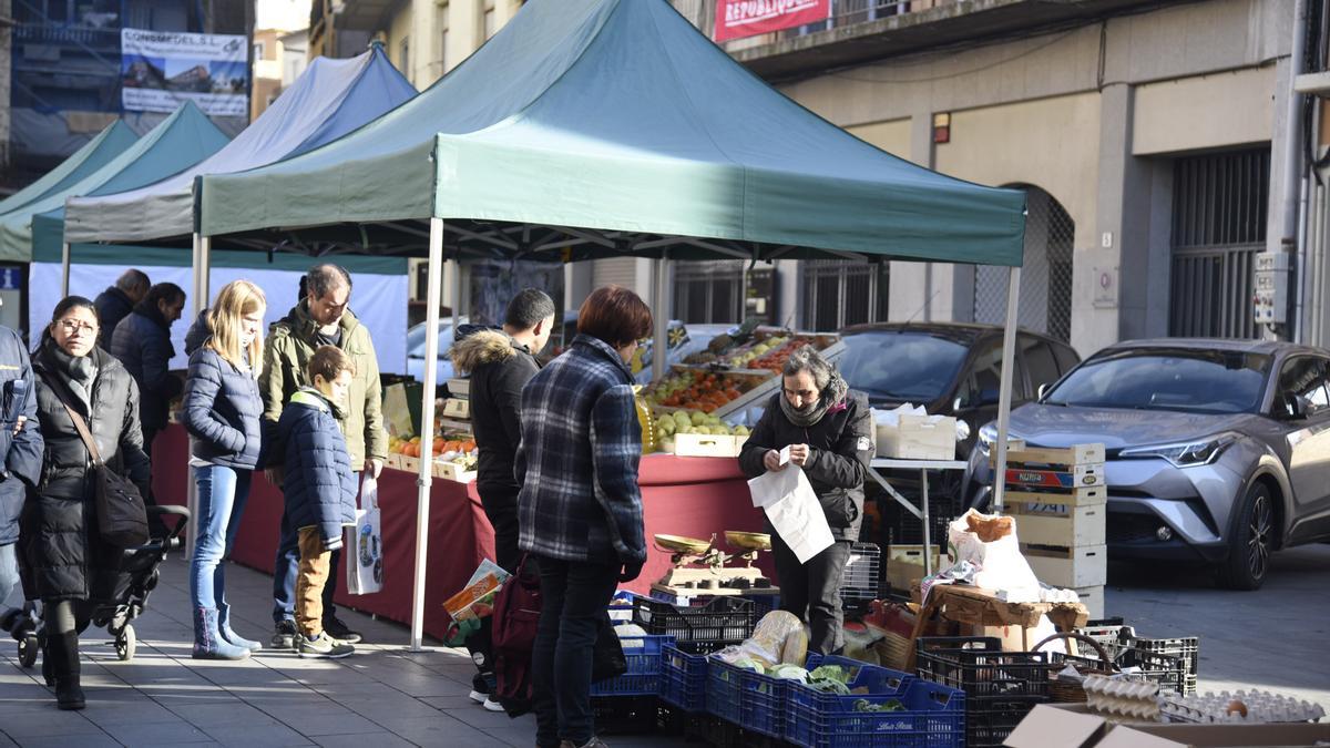 Parades al mercat agrari que acull setmanalment la plaça Major de Manresa