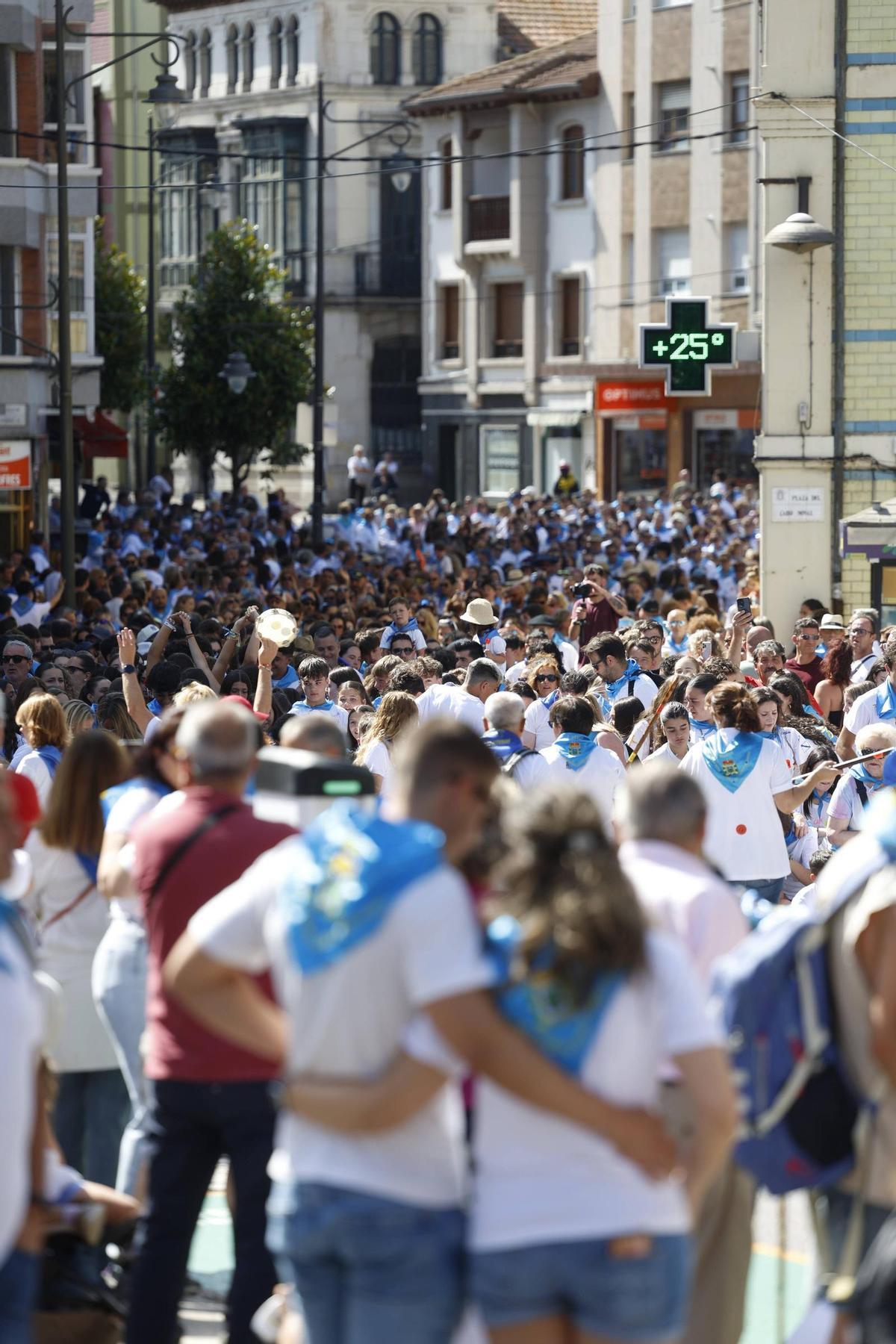 Marea humana en El Carmín de la Pola: el desfile sube a La Sobatiella bajo un sol de justicia y entonando el Asturias Patria Querida