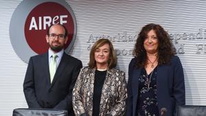 La presidenta de la Airef, Cristina Herrero, acompañada por el director de Análisis Presupuestario, Ignacio Fernández-Huertas Moraga y por la directora de Análisis Económico, Esther Gordo.