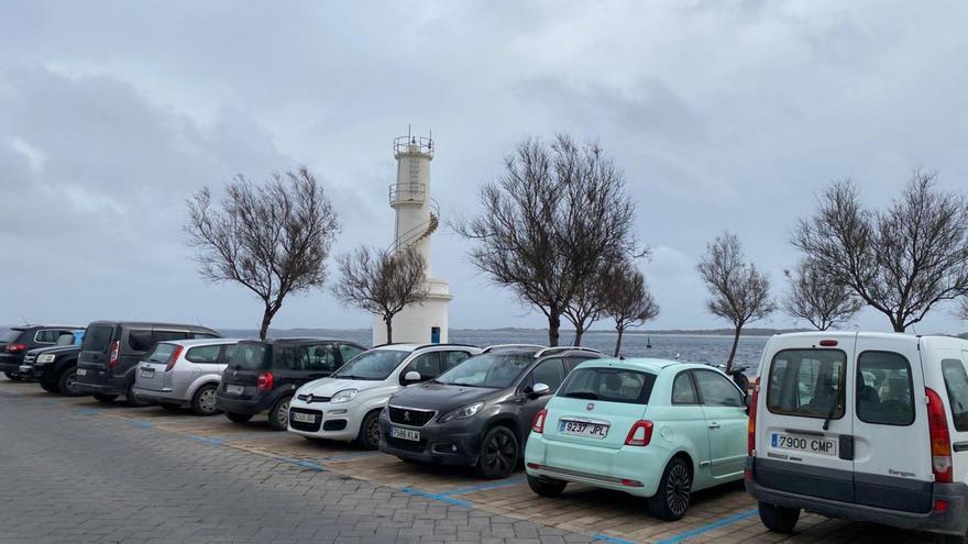 Vehículos aparcados en el puerto formenterés de la Savina. | APB