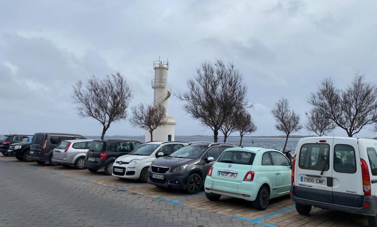 Vehículos aparcados en el puerto formenterés de la Savina.