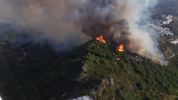 Imágenes del incendio en Casares.