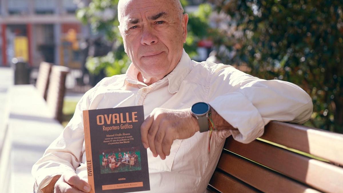 El veterano reportero Manuel Ovalle junto a su libro.