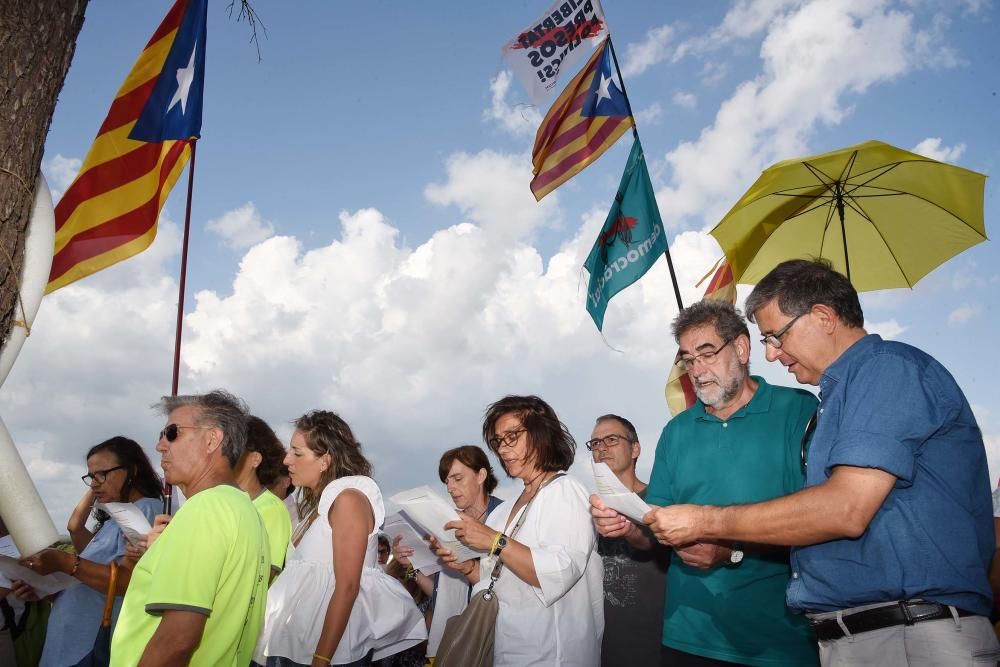 Celebració dels 52 anys de Jordi Turull a l'exterior de Lledoners