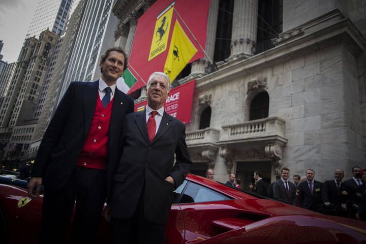 La escudería Ferrari, controlada por el grupo Fiat Chrysler Automobiles, ha debutado hoy en Wall Street con un precio de salida de 52 dólares y en los primeros minutos de cotizaciones sus acciones se disparaban un 15 % hasta 60 dólares.