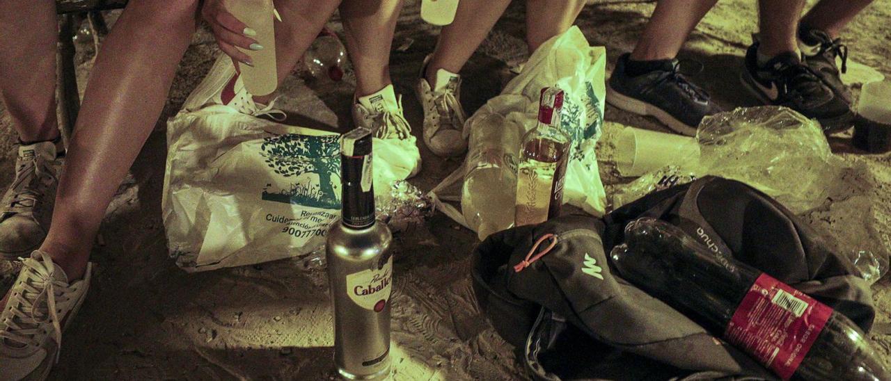 Un grupo de jóvenes consume alcohol en un parque de la provincia. | ANTONIO AMORÓS
