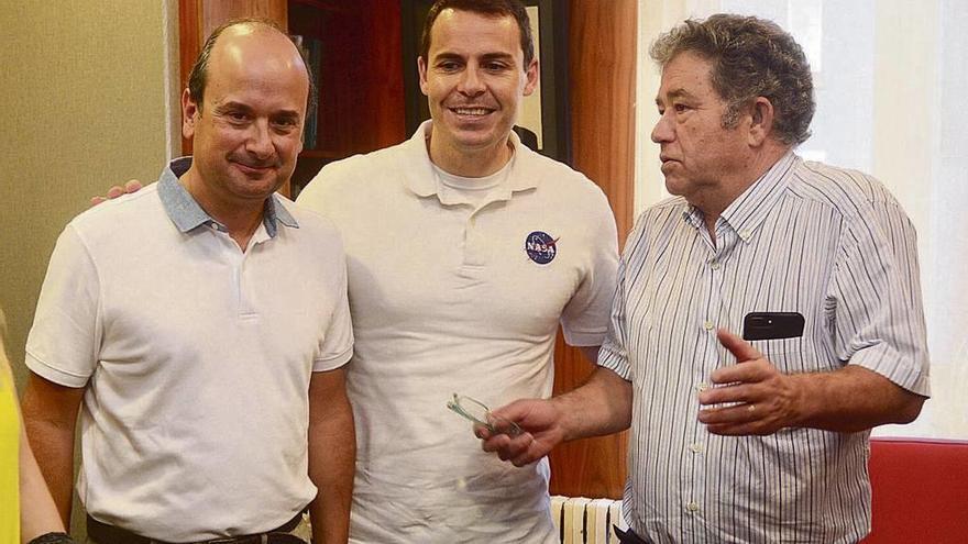 Fernando Abilleira, en el centro, junto con Fernando Aguado y Miguel Lores. // Rafa Vázquez