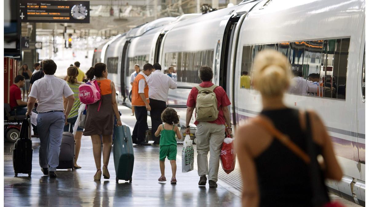 Pasajeros de un tren de alta velocidad en la estación de Chamartín, en Madrid