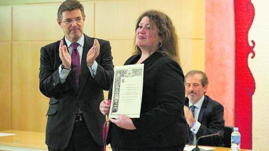 Josefa Díaz, la hermana de Diego, recibió la orden de San Raimundo de Peñafort para su hermano del ministro de Justicia Rafael Catalá.