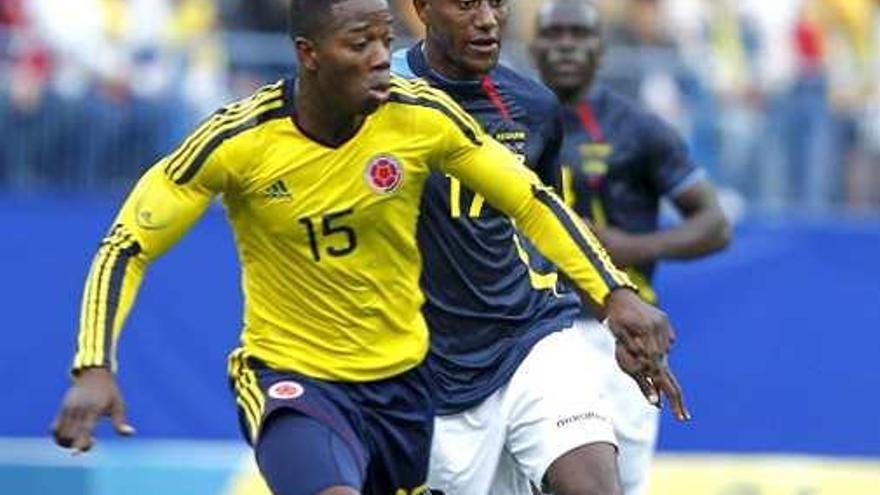 Carlos Sánchez, durante un partido con Colombia.