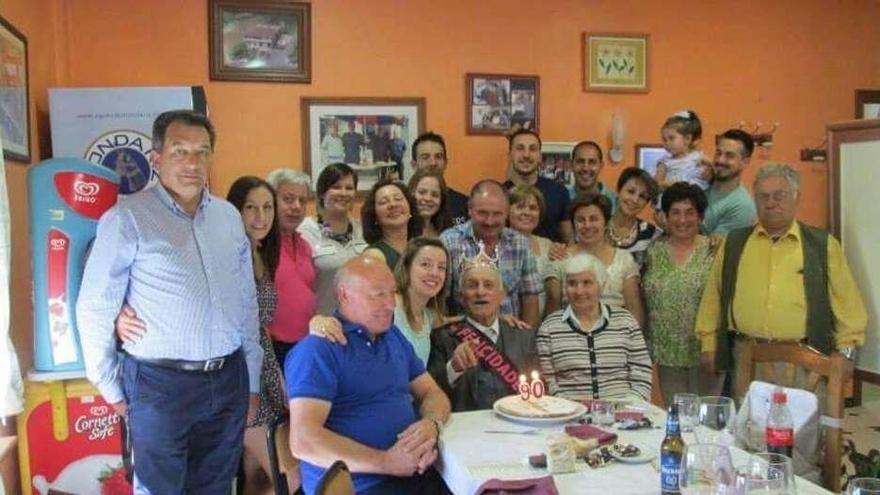 Jesús Moldes sopla 90 velas en Moalde con su familia