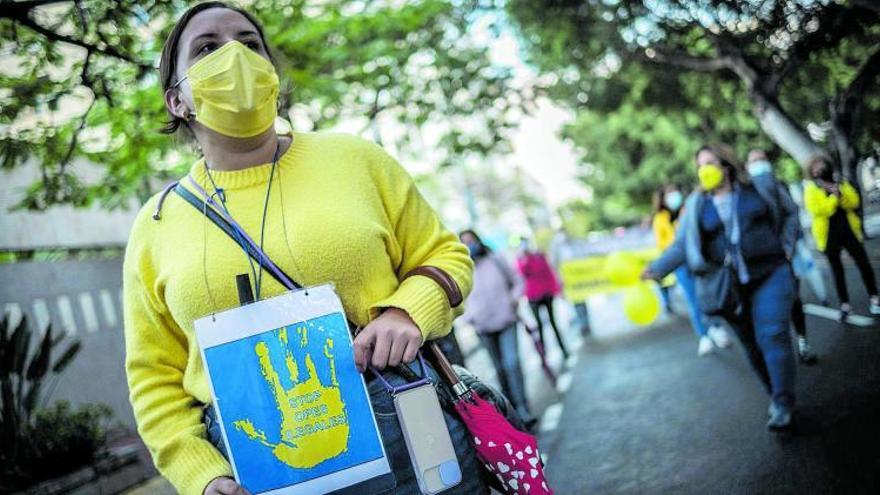 Manifestación de empleados interinos de la Administración autonómica en Santa Cruz de Tenerife.