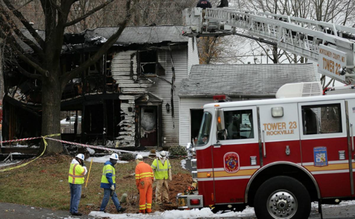 Tasques d’extinció de l’incendi provocat després de la col·lisió.