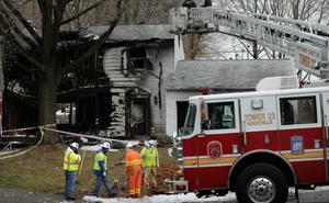 Tasques d’extinció de l’incendi provocat després de la col·lisió.