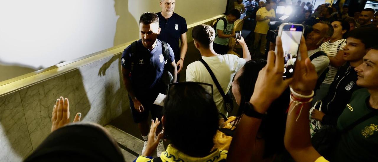 Aficionados amarillos animan a la plantilla de la UD a su llegada a la concentración en el Hotel Cristina