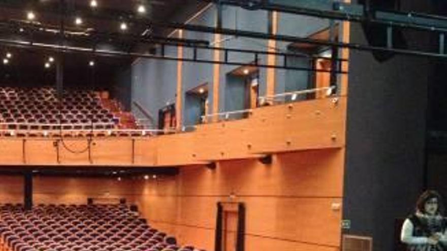 Alumnos conociendo el interior del escenario del Teatre Calderón.