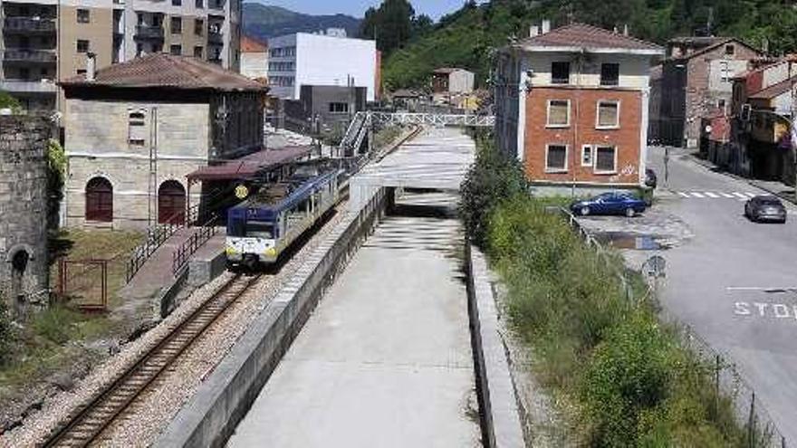 La rampa de acceso al falso túnel, en Sama.