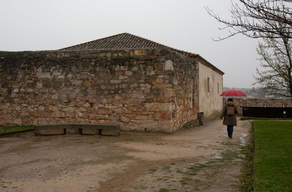 Una mujer pasea por la zona por la que se ha localizado la silueta que podría corresponder a la iglesia de San Martín El viejo o San Martín Eremum. | Ana Burrieza