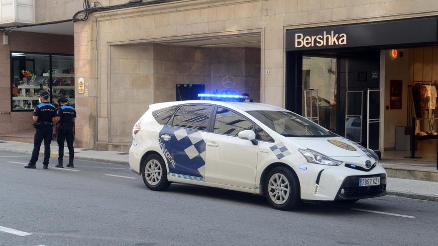 Interceptado un joven de Carril que conducía todos los días por una calle por dirección prohibida