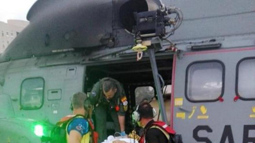 Un Helic ptero Del SAR De Gando Rescata A Un Navegante De Un Barco Ruso un-helic-ptero-del-sar-de-gando-rescata-a-un-navegante-de-un-barco-ruso