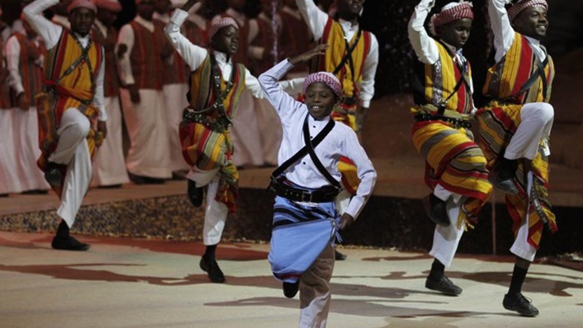 Bailarines ensayan para el acto inaugural del festival 'Jenadrivah'