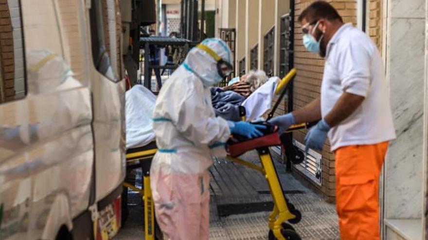 Traslado de los residentes de un geriátrico de Formentera del Segura afectado por un brote de coronavirus, en imagen de archivo.