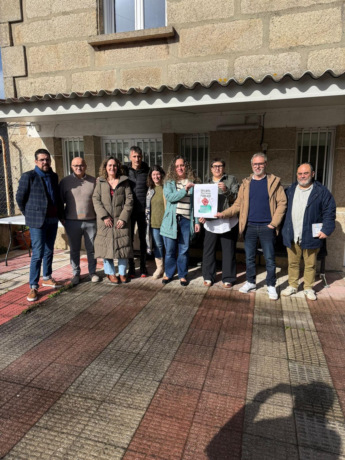 Representantes de los distintos colectivos y entidades que promueven la movilización del miércoles en Cangas.