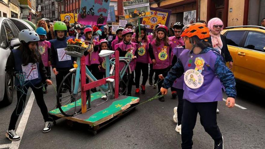 Un motorista irrumpe en el carnaval escolar de Turón y arrolla a un policía, que acaba herido grave: &quot;Al gritarle que había niños no frenó, aceleró&quot;