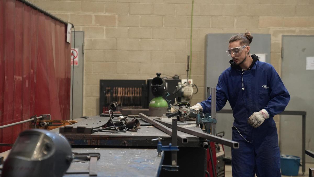 Un alumno se forma en un taller de soldadura.