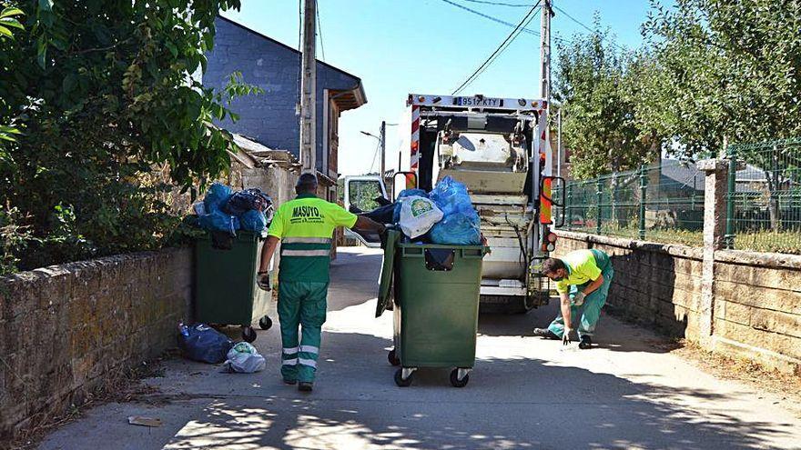 Servicio de limpieza por las calles de Vime de Sanabria tras la macrofiesta.