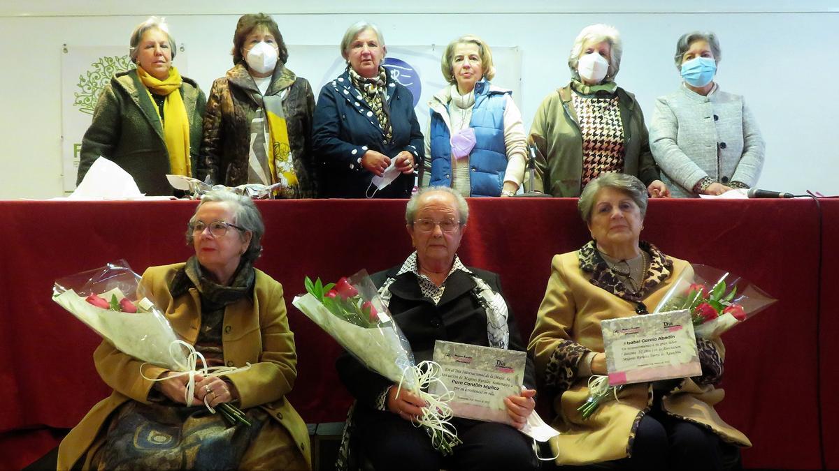 Las mujeres homenajeadas con la directiva de la asociación