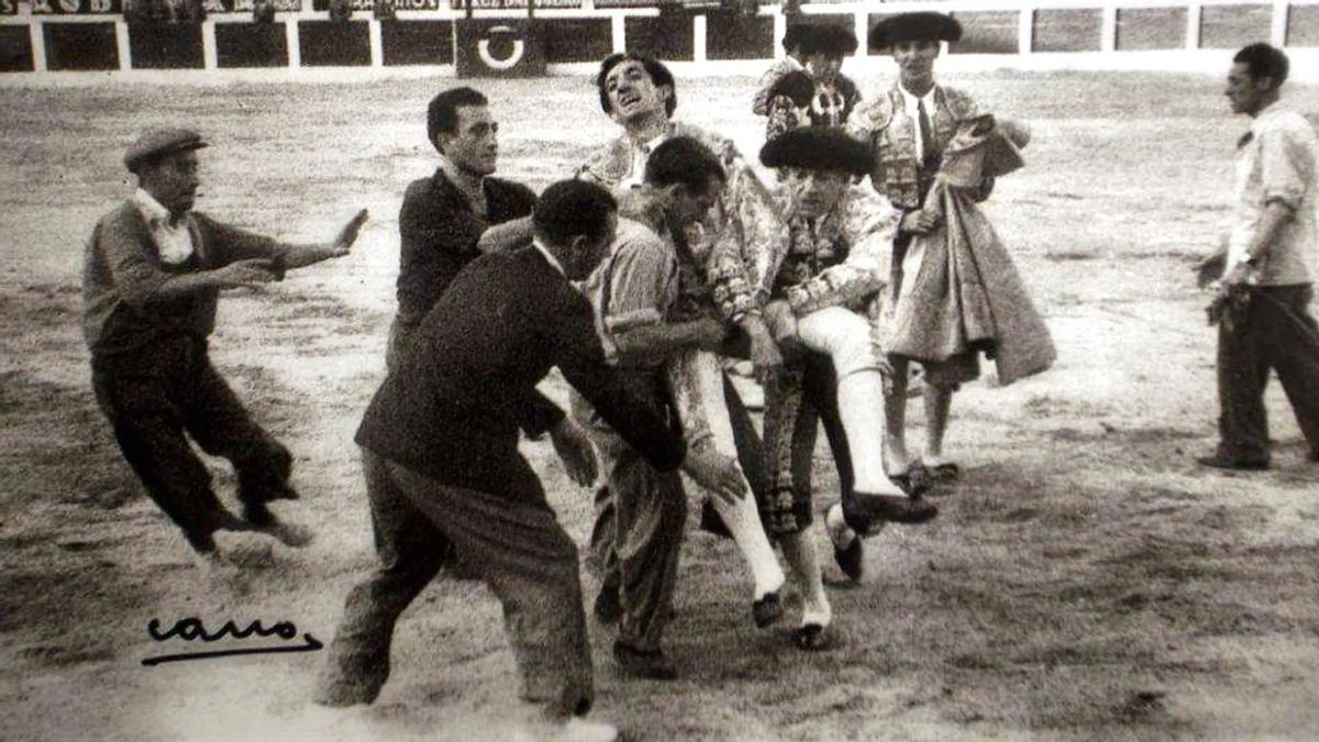 Manolete, gravemente herido por el toro Islero, es trasladado por las asistencias a la enfermería de la plaza de toros de Linares.
