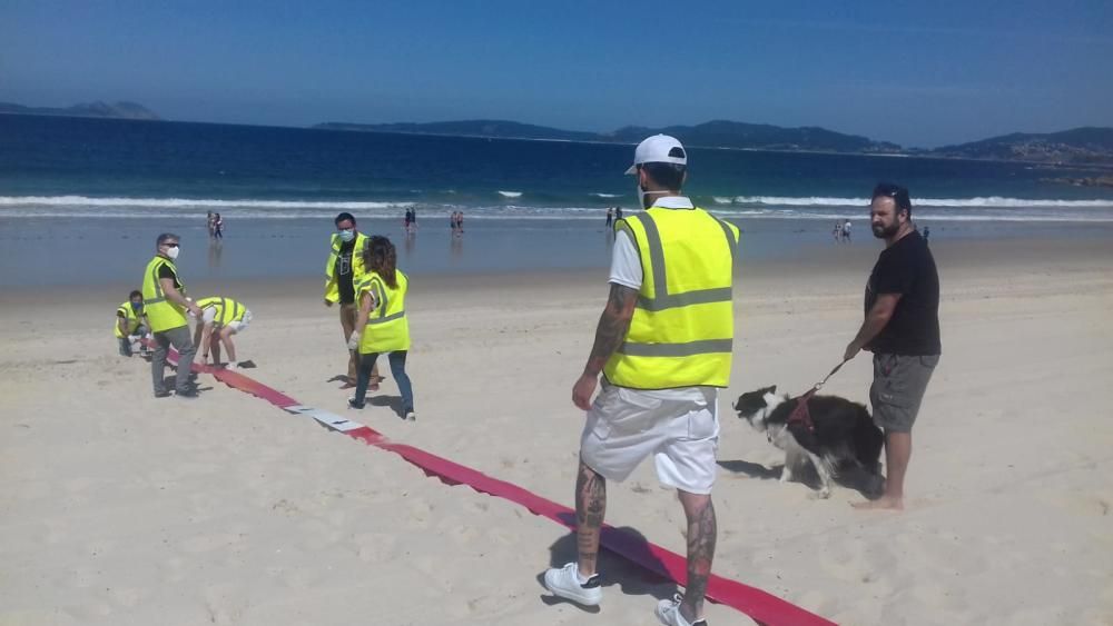 Caballero explica el sistema de seguridad para los arenales de Samil y O Vao.