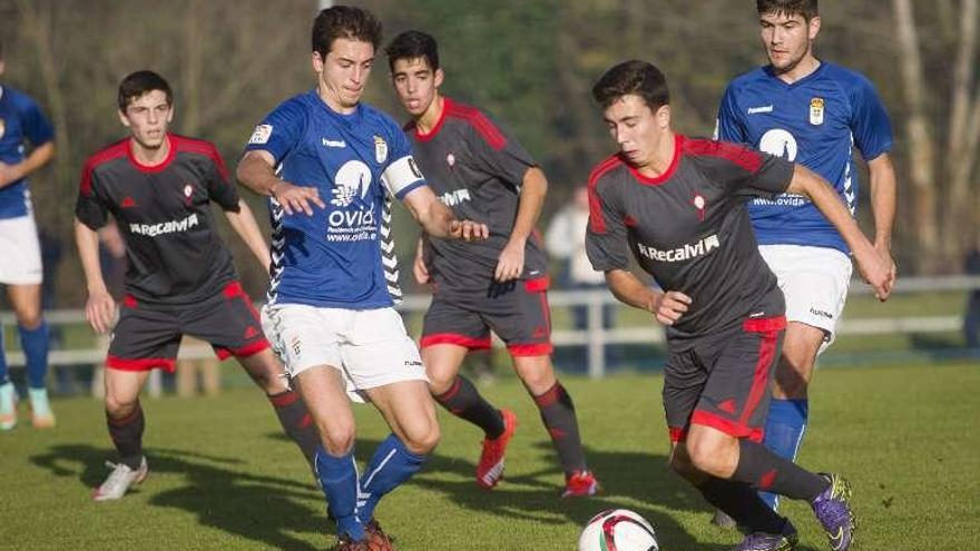 Un jugador del Celta conduce el balón, ayer en Oviedo. // Miki López