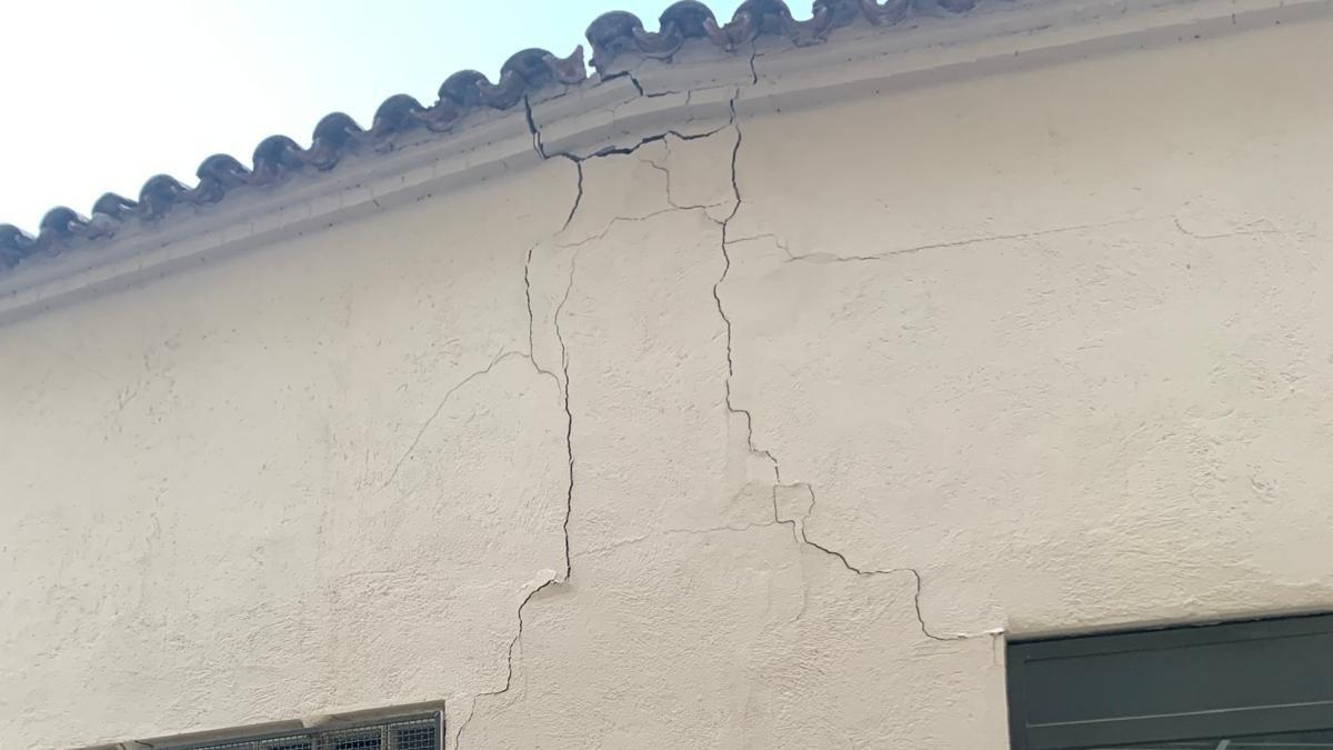Las grietas en el edificio que ha tenido que ser desalojado en Binéfar.