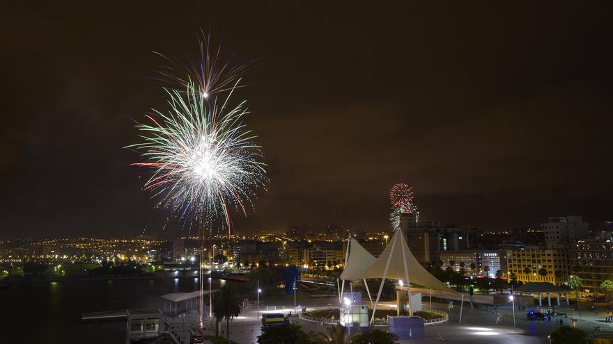 Los fuegos iluminan la ciudad en una fiesta con distancias en Las Canteras