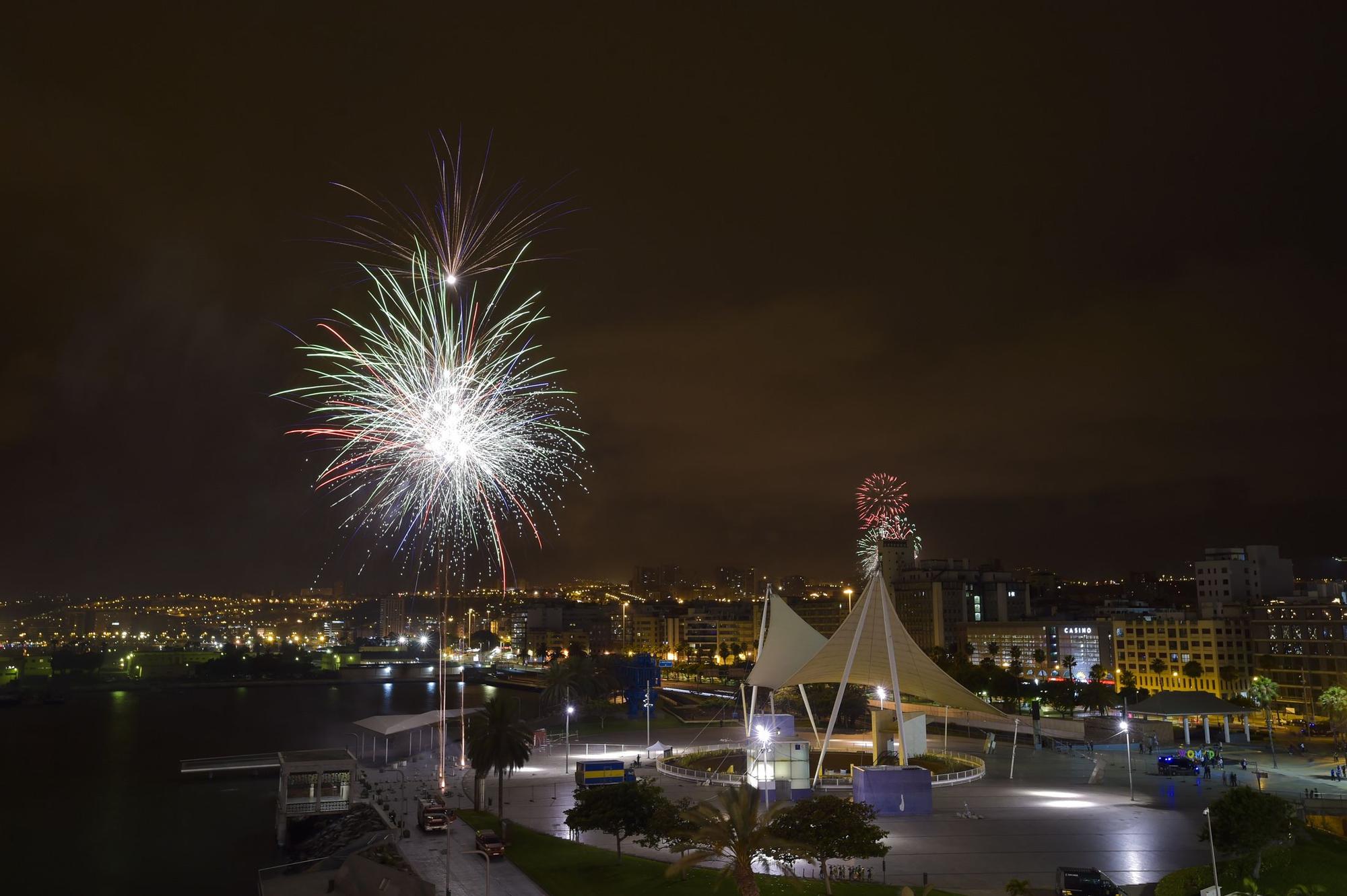 Los fuegos iluminan la ciudad en una fiesta con distancias en Las Canteras