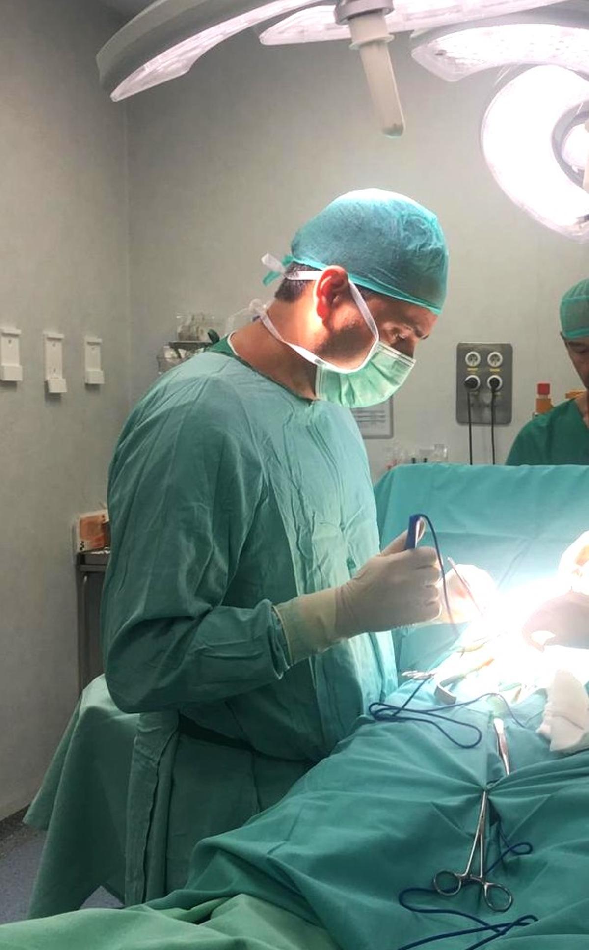 El doctor Bueno Lledó durante una intervención.