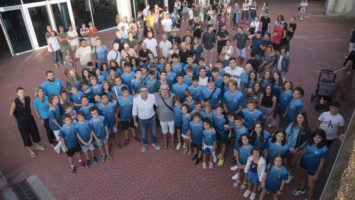 Fotografia de grup amb els olímpics Albert Canal i Gaspar Ventura abans d’entrar al cine | ALEX GUERRERO