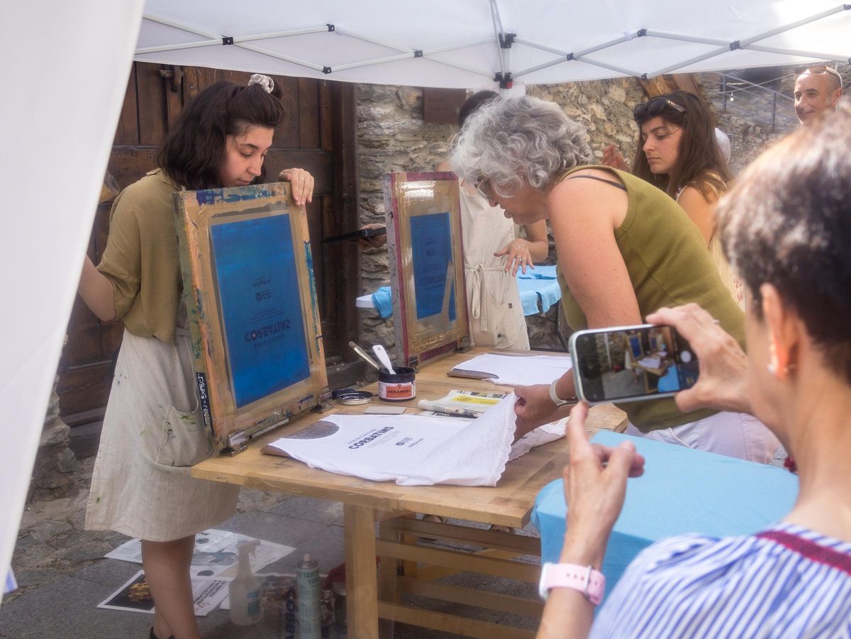 Un instant del taller de serigrafia de samarretes amb els motarrots