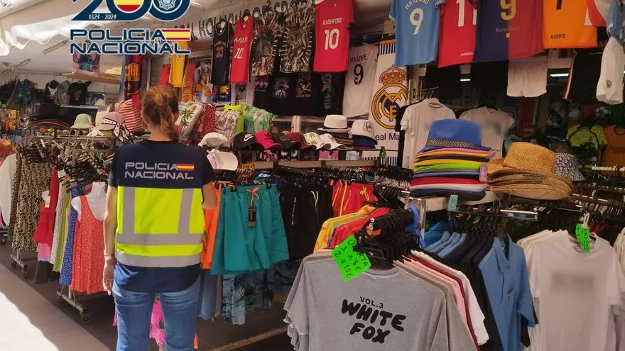 Intervenidos más de mil productos falsificados y detenido un hombre por comercializarlos en Benidorm
