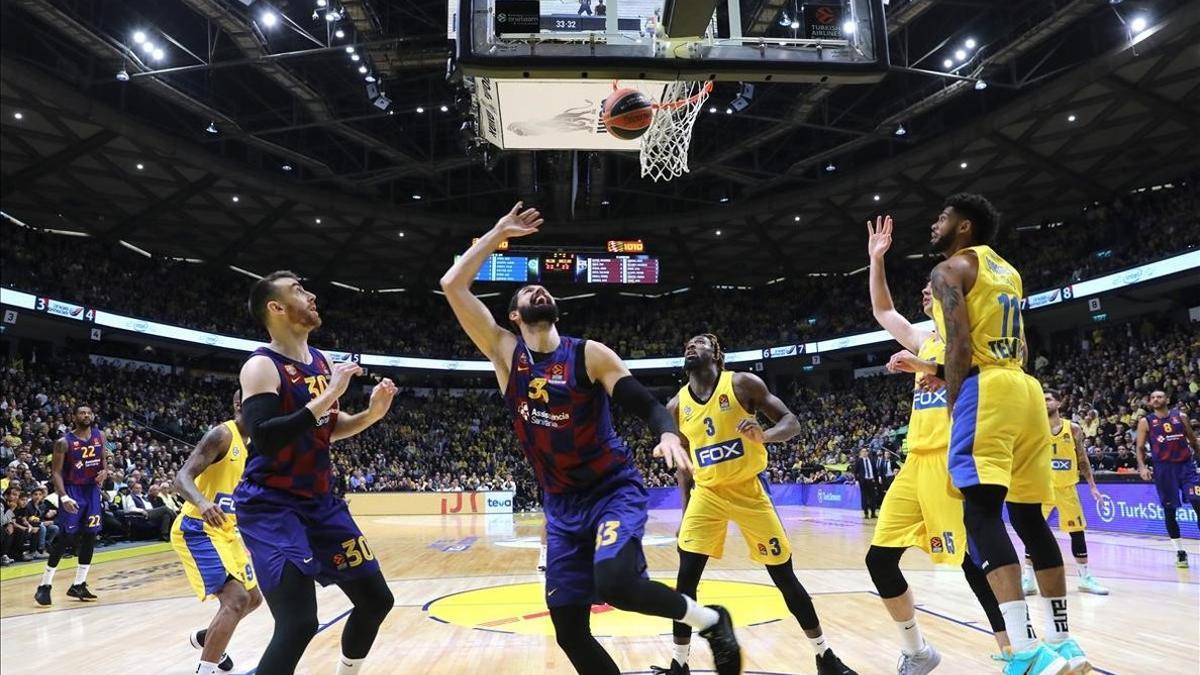 El azulgrana Mirotic lanza bajo canasta en la cancha del Maccabi