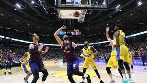 El azulgrana Mirotic lanza bajo canasta en la cancha del Maccabi 