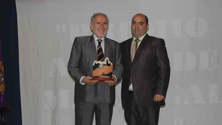 Demetrio Madrid recibe el premio &quot;Amigo de Madrigal&quot; por su labor