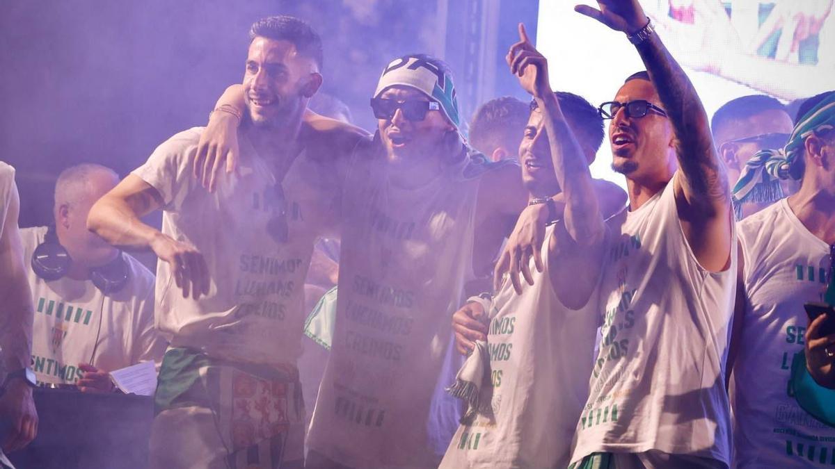 Calderón, segundo por la derecha, durante la fiesta del ascenso del Córdoba CF en Las Tendillas.