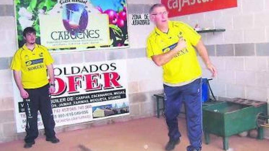 Bernardo -derecha- y Ramiro (Villa de Noreña), finalistas de primera categoría, durante una partida. /ocho