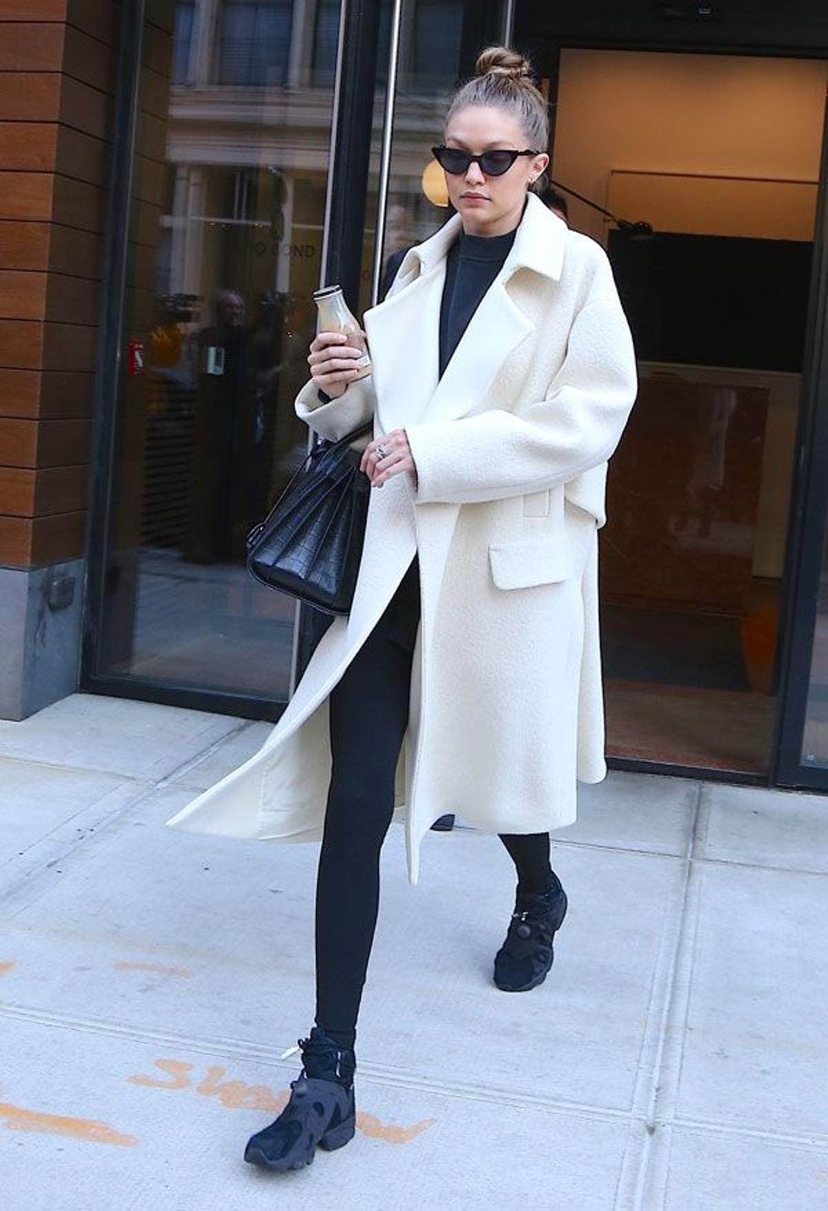 Gigi Hadid con moño alto y look en blanco y negro